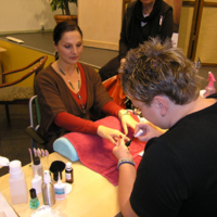 SLM D05-289 - Hälsomässa i Nyköping 2005, Sadetta Goletic får naglarna målade av nagelteknolog Malin Andersson år 2005