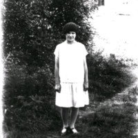 SLM X1840-78 - Porträtt på en ung kvinna med basker