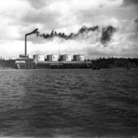 SLM X10-485 - Vy över stora oljeupplaget i Oxelösunds hamn, foto ca 1900