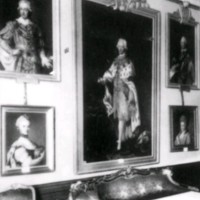 SLM X613-80 - Porträttgrupp i gula salongen å Gripsholms samling.