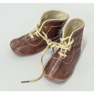 SLM 54935 - Bruna babyskor av läder, sent 1920-tal