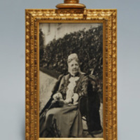 SLM 10499 1 - Fotografi, drottning Sofia, i förgylld och krönt ram