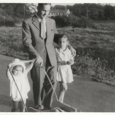 SLM P2016-0389 - Arne Wohlin med döttrarna Suzanne och Yvonne på 1940-talet