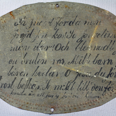 SLM 34097 11 - Gravplåt med text från psalm, vid ett barns död, 1800-talets senare del