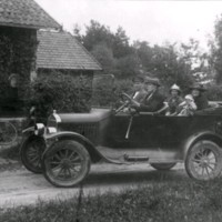 SLM M033010 - Ernst Åsberg, Ernst Karlsson (bussägare), Augusta Åsberg, Maj Britt Åsberg, Sabina Åsberg vid Fredrikshall, 1920-talets slut