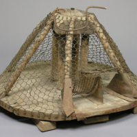 SLM 1281 - Råttfälla av trä och järntråd, från Tuna ålderdomshem