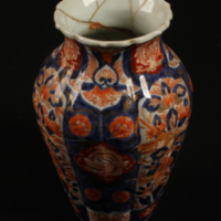 SLM 7628 - Vas av porslin, dekor orange blommor på blå botten