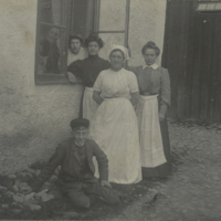 SLM P10-700 - Fem kvinnor och en pojke fotade framför en husfasad, sannolikt vid Benninge folkhögskola