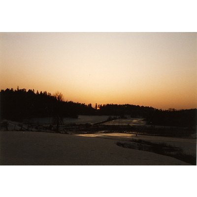 SLM HE-D-15 - Solnedgång över vinterlandskap, Lilla Uttervik, 1984