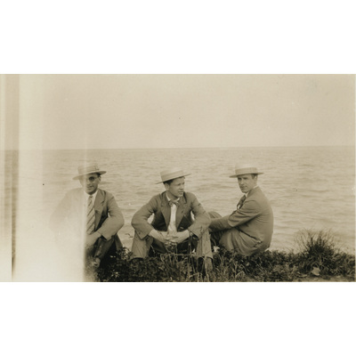 SLM P2022-1170 - Einar Höglund med två män vid havet
