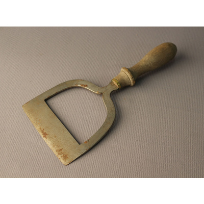 SLM 12263 - Kötthacka av järn, hackkniv, med svarvat trähandtag, från Eskilstuna