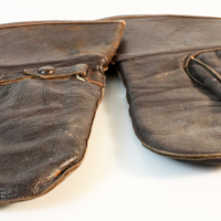 SLM 27002 - Tumhandskar av brunt läder, 1940-tal