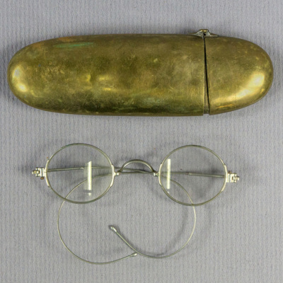 SLM 15695 - Glasögon med fodral av mässing