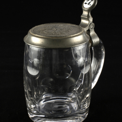 SLM 12583 1 - Ölsejdel av glas, med tennlock, från barstugan 