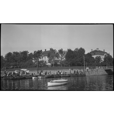 SLM X83-78 - Båtar och försäljning vid Fiskbron i Nyköping, ca 1920