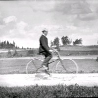 SLM Ö130 - Man på cykel, fotad av Carl Gustaf Åkerhielm, 1890-tal