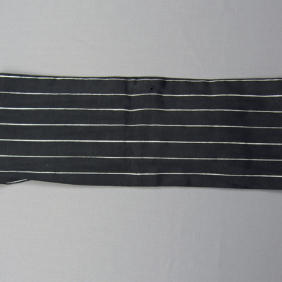 SLM 11909 - Maggördel av svart sidenrips med smala vita ränder, ficka för klocka