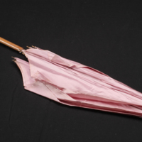 SLM 7547 - Parasoll med skärm av ljust lila siden, skaft och krycka av trä