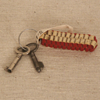 SLM 31857 2 - Nyckelring av flätad plast, nycklar till resväskor
