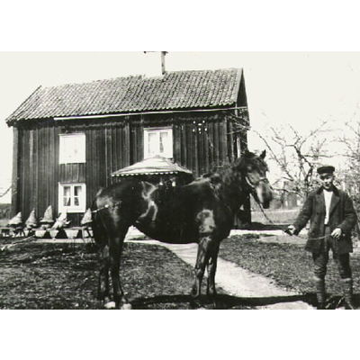 SLM 3286 - Lars Larsson med häst hemma på Viks Västergård