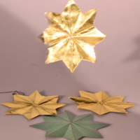 SLM 25947 26 - Julgranspynt, en pappersmall och tre stjärnor av guldpapper, från Eskilstuna