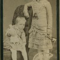 SLM P11-6944 - Ulla och Hildegard Aspelin år 1885