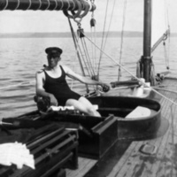 SLM P05-464 - Man i segelbåt år 1924, ur Maj-Sofi Ahlstrands fotoalbum