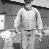 SLM P05-04 - Isak Jansson och barnbarnet Gudrun Jansson, Stäket, Sorunda socken år 1955