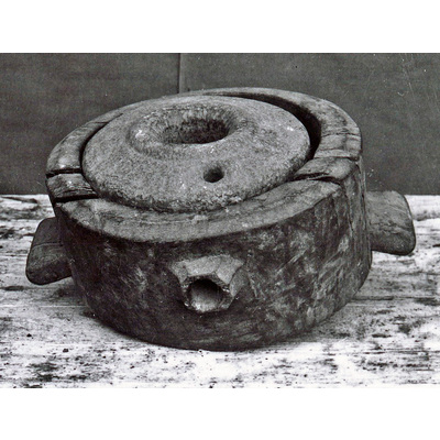 SLM 20493 - Handkvarn av ekträ med löpare av sten, troligen från Strängnästrakten