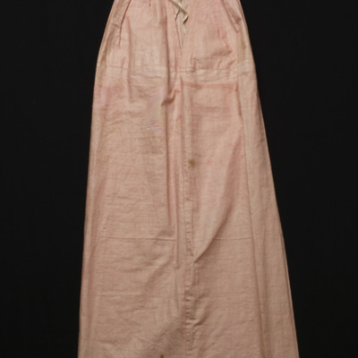 SLM 3176 1-2 - Dopklänning bestående av en vit broderad tyllklänning över en rosa underklänning och dopmössa