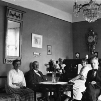 SLM P05-358 - Interiörbild med Hanna, Axel, Anna-Greta och Carl-Axel Jurell, 1920-tal