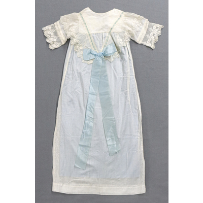 SLM 53422 - Dopklänning prydd med spetsar och ljusblått band