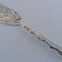 SLM 24527 - Fiskspade av silver med genombrutet mönster, Gustaf Möllenborg år 1865