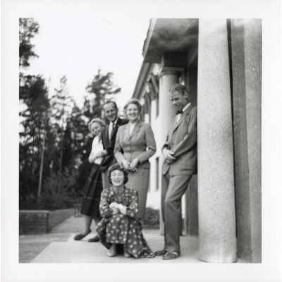 SLM P2020-0723 - Lärare från Solbacka Läroverk och sina makar utanför Mässen, 1950-tal