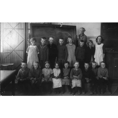 SLM P2021-0335 - Klassfoto, årskurs 1-2, Enköpingsnäs skola omkring 1925