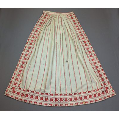 SLM 12556 2 - Förkläde av vit bomull, ränder i rött, rosengång och opphämta