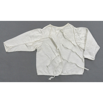 SLM 52466 1-2 - Två babyskjortor av flossat kraftigt bomullstyg, tidigt 1900-tal