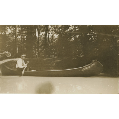 SLM P2022-1166 - Einar Höglund paddlar kanot, sommaren 1927