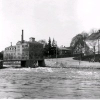 SLM M033681 - Korsbron med bryggeriet i bakgrunden, Nyköping, vårfloden 1931