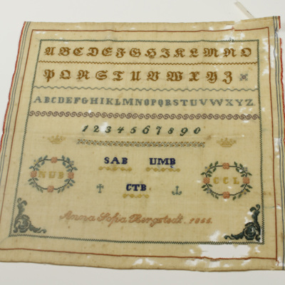 SLM 3148 - Märkduk av ylle och silke sydd av Anna Sofia Bergstedt 1855