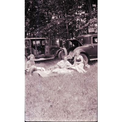 SLM X2022-0015 - Picknick i gräset, Einar och Gertrud Höglund