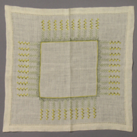 SLM 30422 - Duk av linne, broderad i grått, grönt och gult