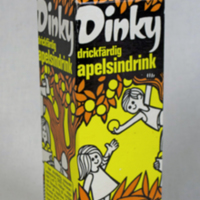 SLM 36064 - Pappförpackning, Dinky apelsindryck, från Nyköping, 1970-tal