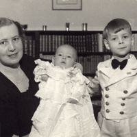 SLM P07-1383 - Annalisa (Lisa) Lybeck med sönerna Thomas och Anders, i brudnäbbskostym, år 1939