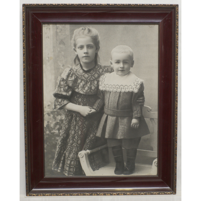 SLM 10873 2 - Inramat foto, syskonen Ruth och Simon Berglund omkring 1908