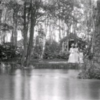 SLM M034055 - Två kvinnor och ett barn står vid en sjö.