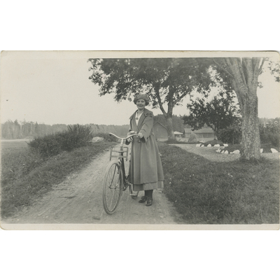 SLM P2022-0422 - Kvinna med cykel