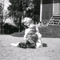 SLM M029037 - Två barn sittande på en gårdsplan.