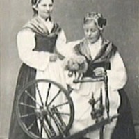 SLM R903-92-2 - Systrarna Anna (1861-1880) och Augusta (1864-) Ericsson i folkdräkt