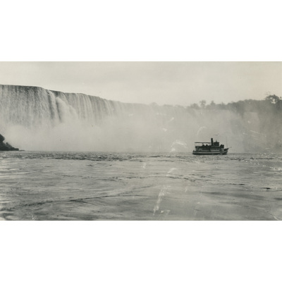 SLM P2022-1217 - Niagarafallen och en båt